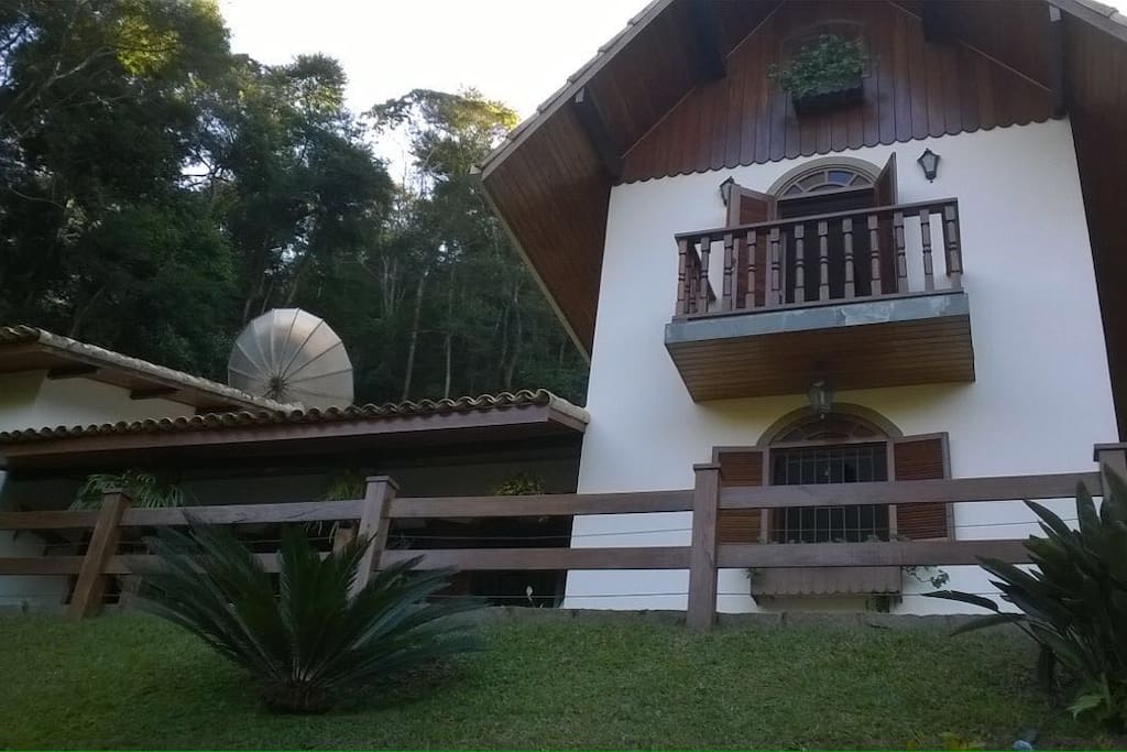 Casa em condominio em frente ao Teresópolis Country Club, a 5 minutos do Hotel Le Canton e do seu Parque de diversões
