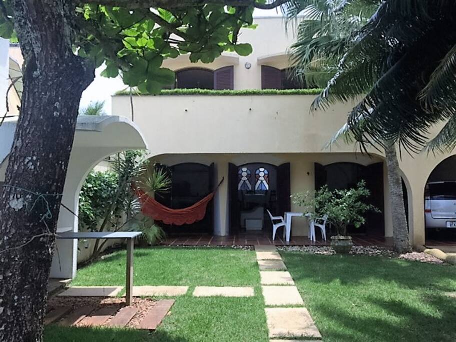 Ainda o jardim; na parte superior, a varanda para a qual se abrem os 3 quartos