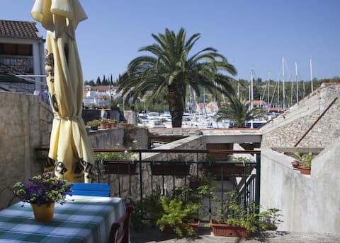 Popular Airbnb listing: Great apartment "Mia" in center in Općina Milna