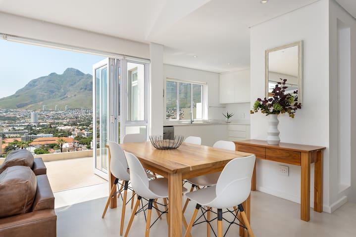 Tranquil Retreat with Table Mountain Views gallery image 3