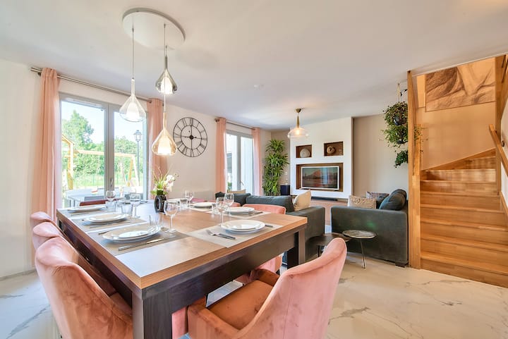 Discover this panoramic view of the living room decorated by a professional designer ! Vue panoramique du séjour conçu par un architecte d'intérieur 