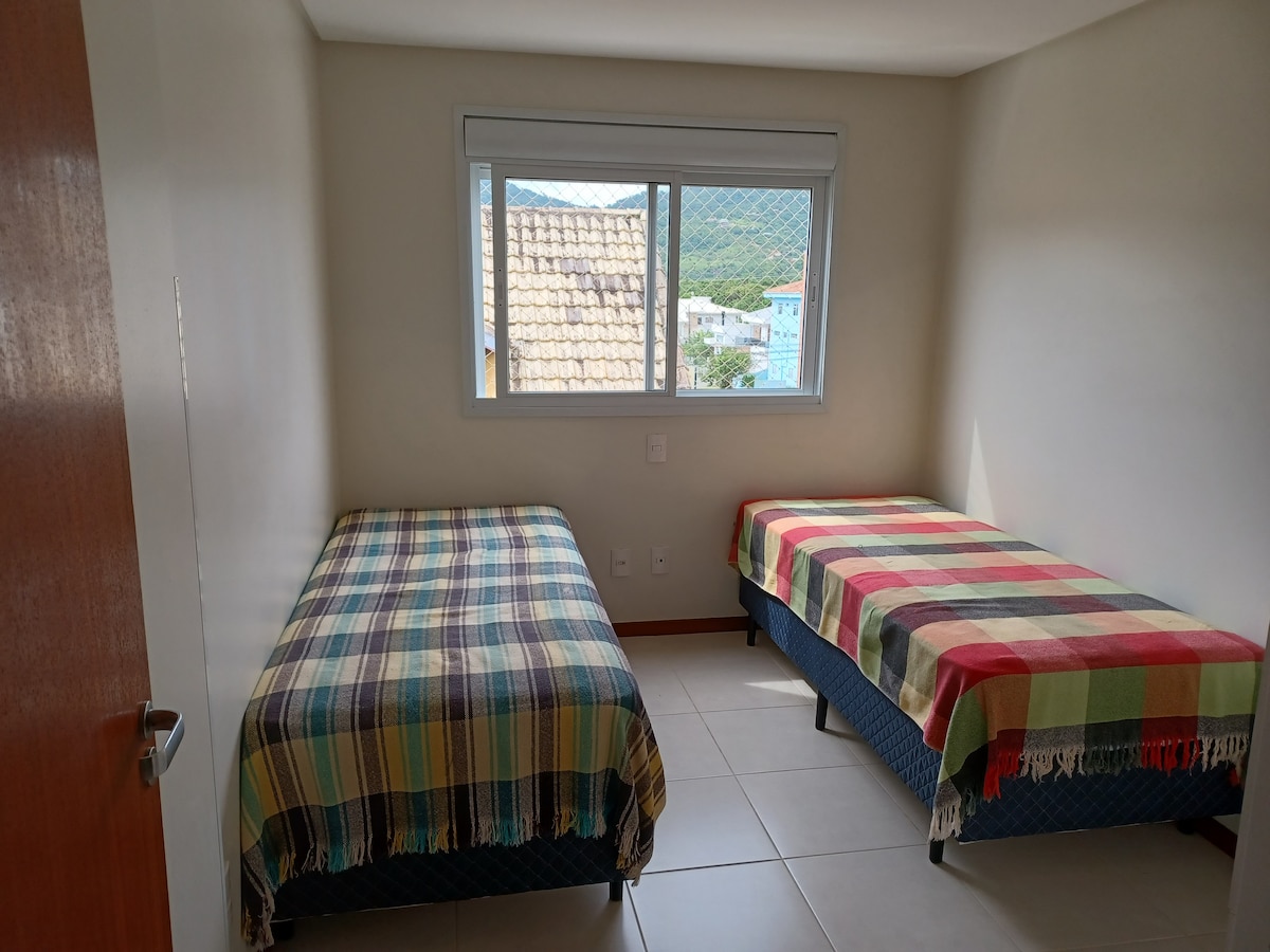 Chumba kimoja cha kulala, chenye vitanda viwili sawa vya sanduku ambavyo vinaweza kuunda vyumba viwili. Chumba kilicho na mgawanyiko