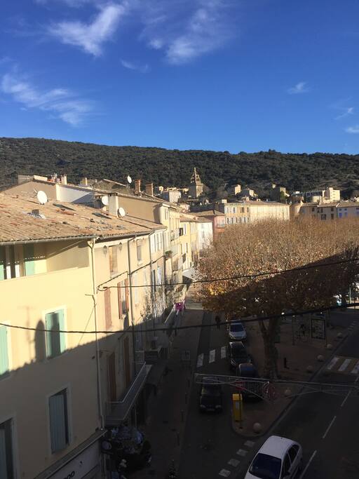 Vue de la chambre, qui possede un petit balcon