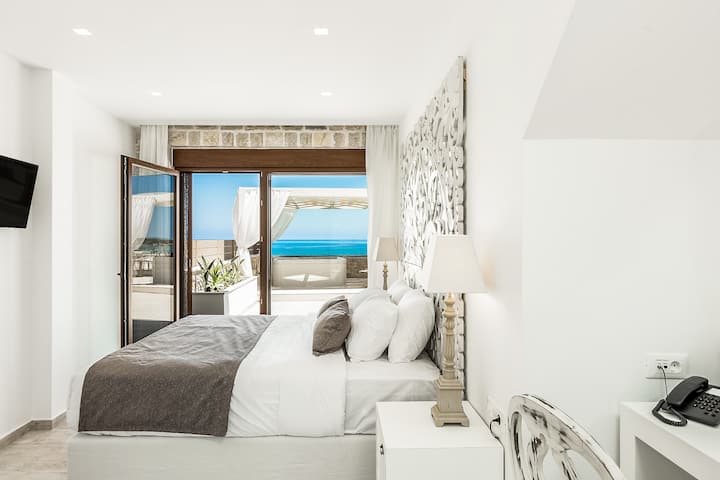 Tots els dormitoris tenen aire condicionat i matalassos de qualitat i televisors d'alta definició de 32''.