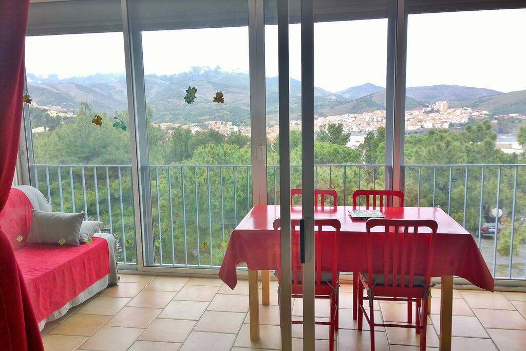 Véranda avec vue imprenable sur mer / baie de Banyuls, comprenant un 1er canapé lit double (BZ avec matelas très confortable et impeccable). La véranda peut être fermée avec le rideau et la 2ème baie vitrée coulissante pour intimité si le 3ème couchage de 2 personnes est utilisé.