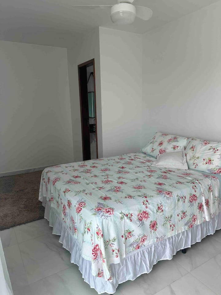 Spálňa na 2. poschodí s vlastnou kúpeľňou a manželskou posteľou. 