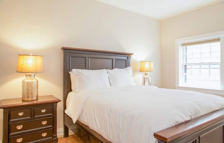 Спалня №2 (долно ниво) - разполага с двойно легло, две нощни шкафчета, скрин, стол за сядане и гардероб