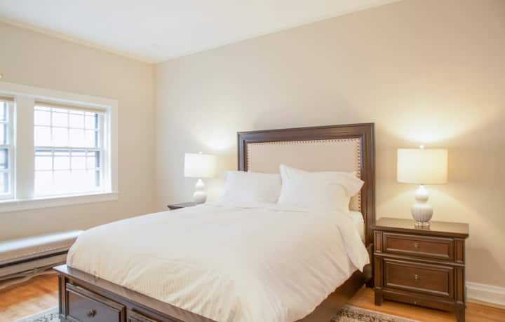 Спалня №1 (долно ниво) - разполага с двойно легло, две нощни шкафчета, скрин и огледало, стол за сядане и голям гардероб