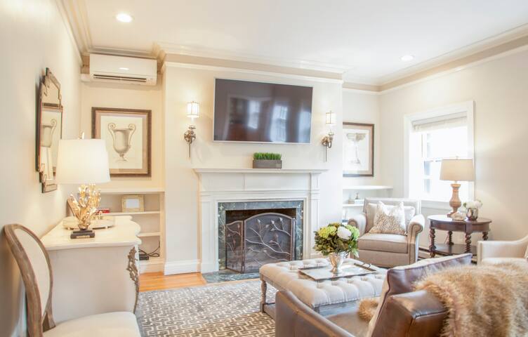 Large 3.5 BR|2 BA Penthouse Duplex gallery image 3