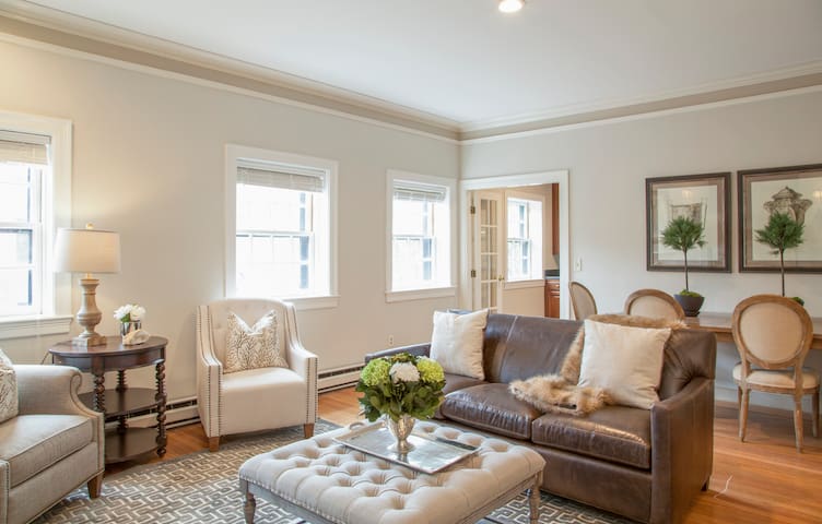 Large 3.5 BR|2 BA Penthouse Duplex gallery image 2