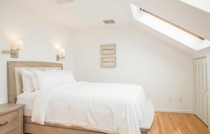 Спалня №3 (горно ниво) - разполага с двойно легло, две нощни шкафчета, скрин, гардероб и самостоятелна баня