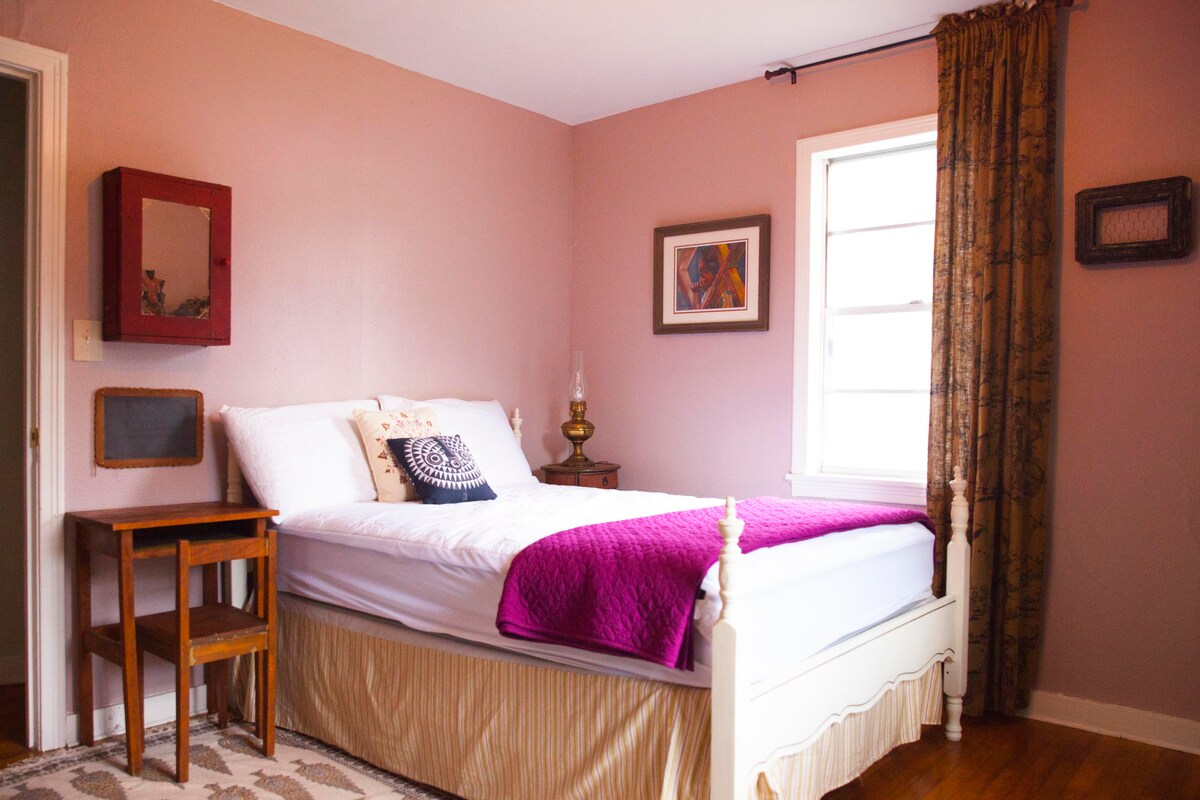 Front Bedroom (Vintage Schoolhouse)