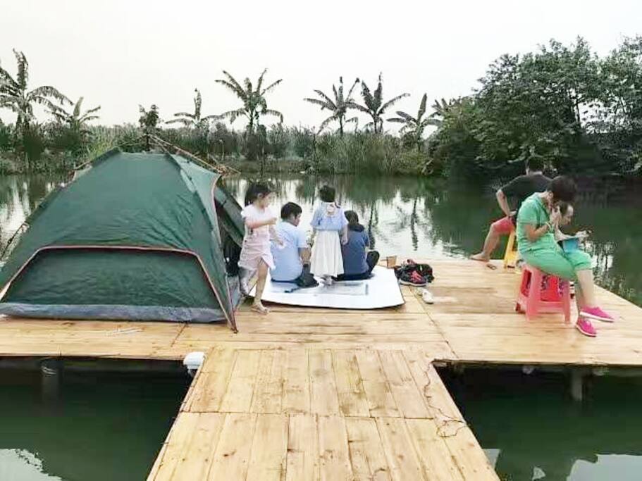 房间门口就是钓鱼场