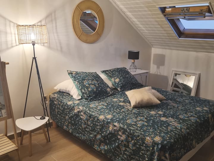 Фамилна стая на втория етаж с двойно легло и удобно спално бельо +, две единични легла и кът за отдих с разтегателен диван. Климатизирана стая  и в допълнение постоянен вентилатор 