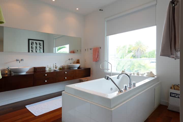 Salle de bain des maîtres avec baignoire à jets et douche/Master Bathroom with hydrotherapy bathtub and shower