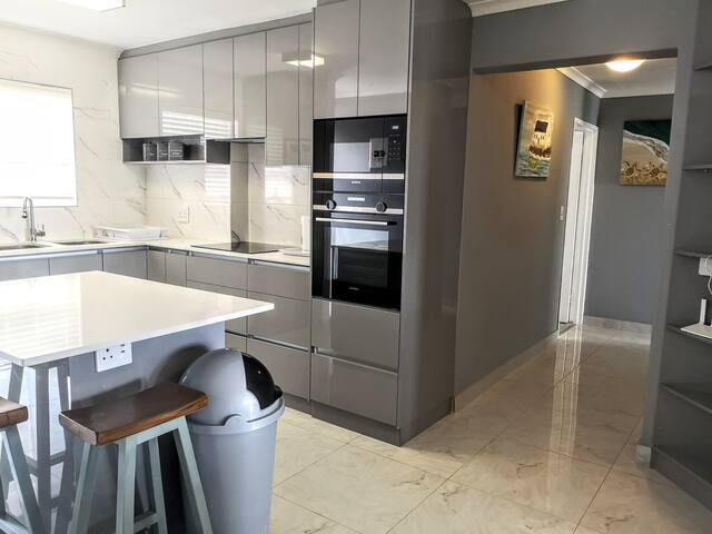 Self Catering 3 Bedroom Beach Front Apartment gallery image 3