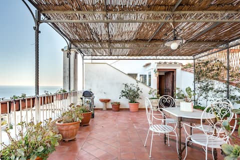 Villa Wanda, panoramic house with a finely furnished sea view at street level