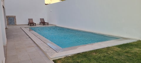 Maison moderne entre mer et montagne avec piscine