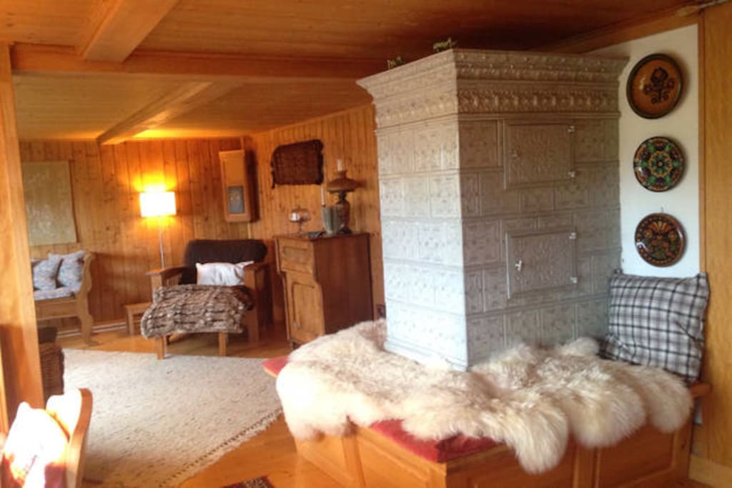 Blick in das Wohnzimmer mit Kachelofen