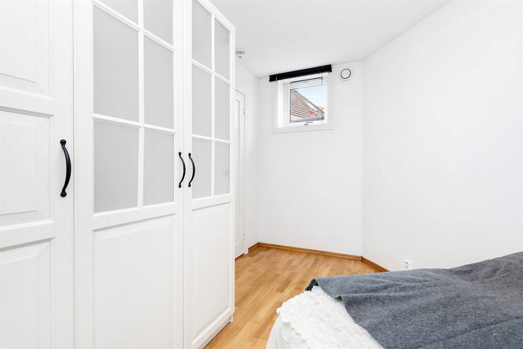 Et stort skap og en kommode gir stor oppbevaringsplass.