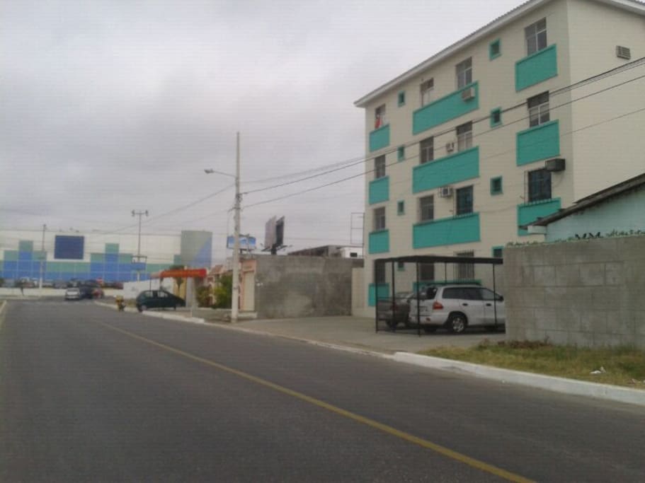 Edificio ubicado frente a Shopping La Península