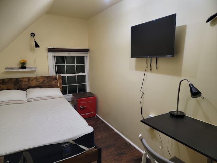 LillyPad Oak Downtown 4 Yale Queen bed Split AC Houses for Rent in