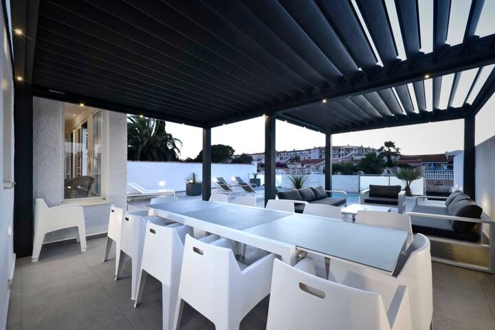 SUN VILLA-Exceptionnelle en bordure du grand canal gallery image 3