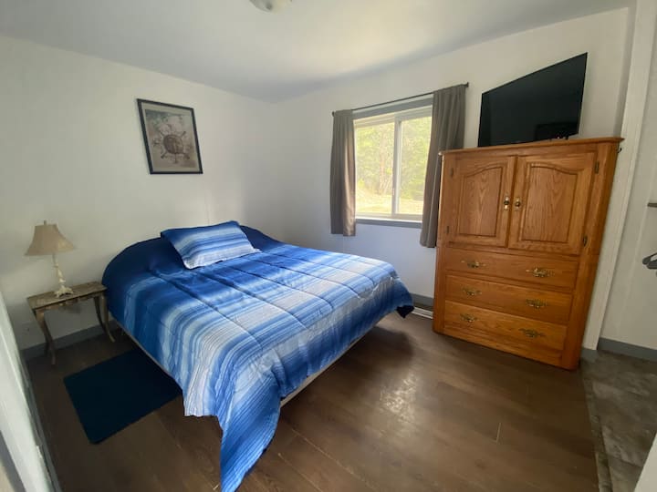 Lit queen size dans une deuxième chambre