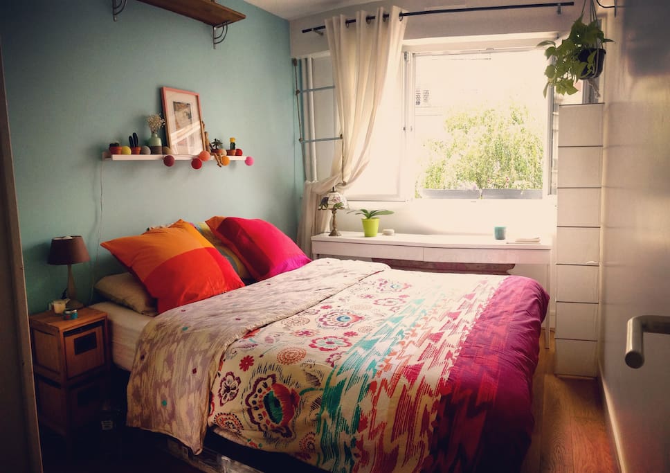 Chambre avec grand lit donnant sur cour intérieure