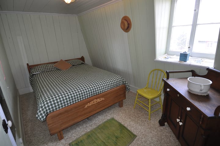 Зелената стая ви предлага комфорт с голямо уютно легло.