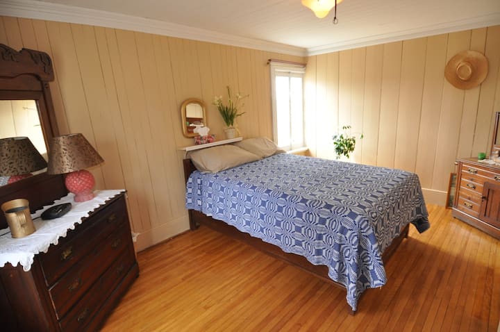 Отпуснете се в уютната ни родителска спалня.