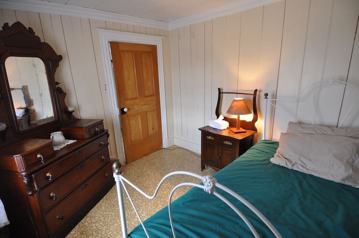 Насладете се на комфорта и античните мебели в спалнята на стария Фред.