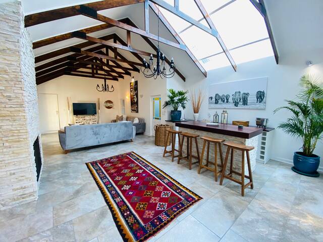 The Only ONE @ Batten Bend / swimming pool/back up gallery image 2