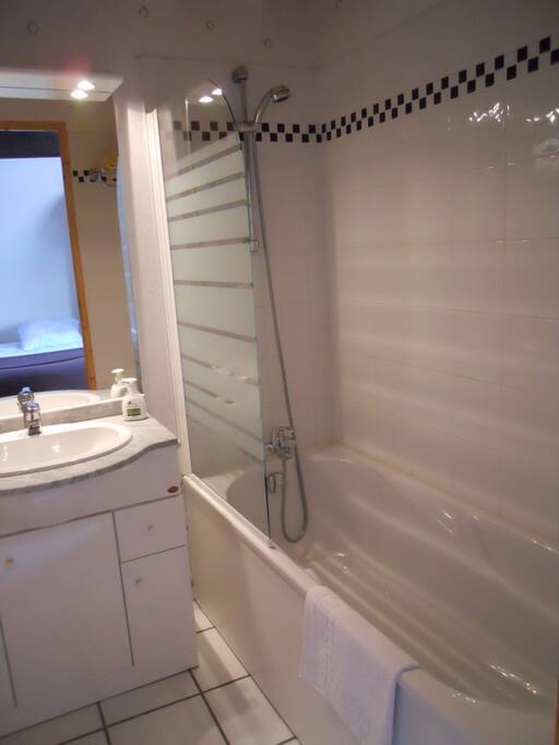 le salle de bain de la chambre beige