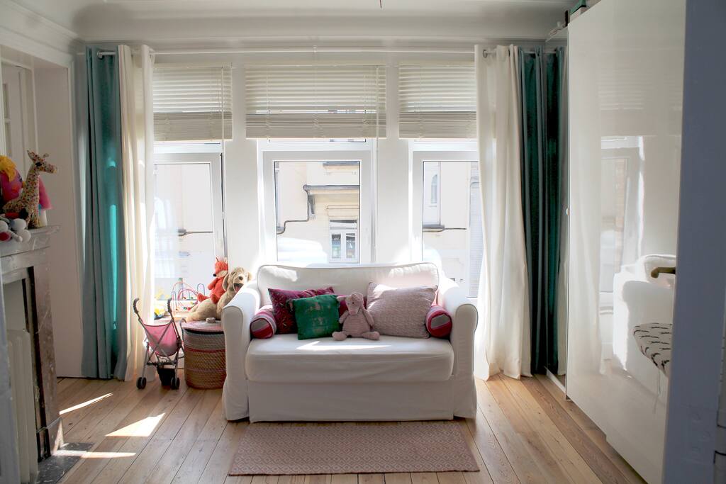 Kid's bedroom with sofa-bed...and a lot of toys ;-)