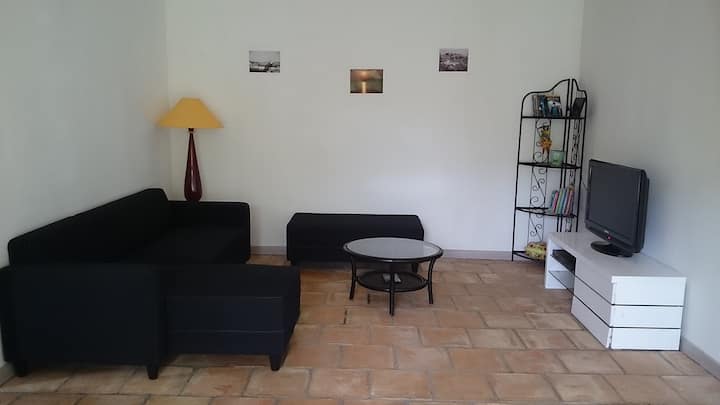 светла дневна соба со телевизор и DVD плеер