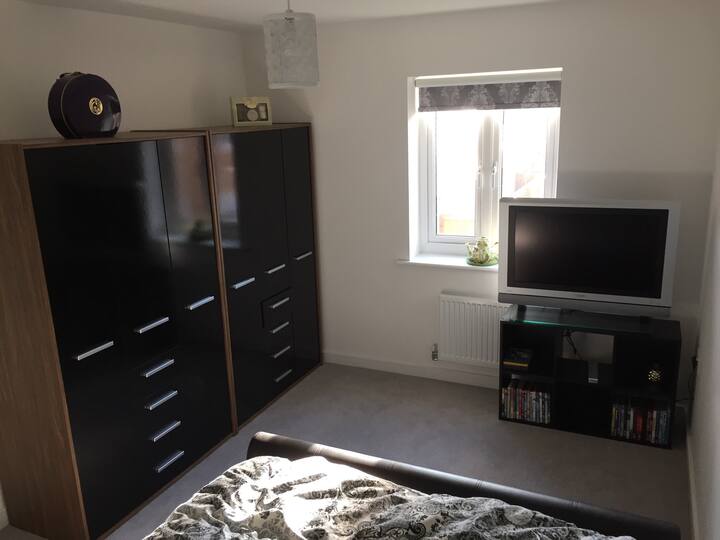 Spacious double room, new build home North Bristol
