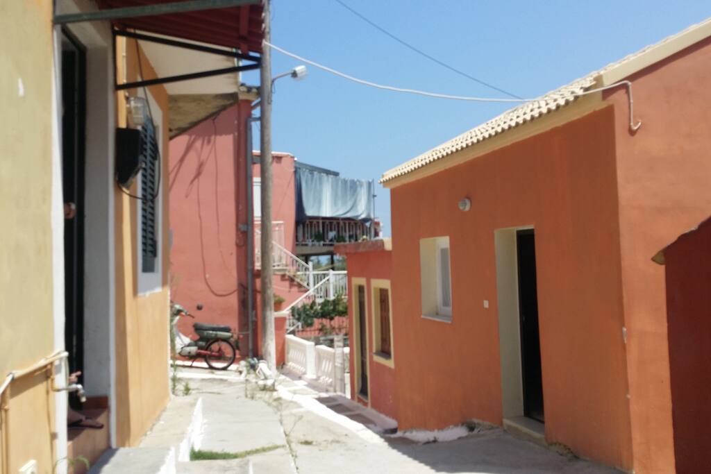 Das Haus links mit Bungalow direkt gegenüber-beide sind voll eingerichtet mit Küche, Bad, Dusche und Schlafbereich. Sie bieten jeweils Platz für 2-3 Personen und können getrennt oder zusammen gemietet werden. Die Terrasse hinter dem Bungalow kann von Mietern des Hauses genutzt werden