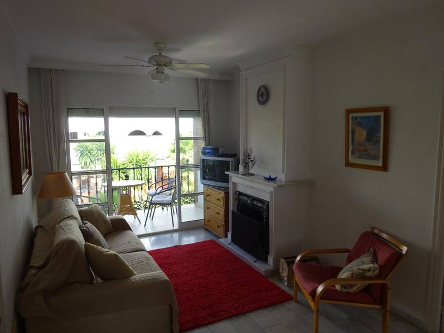 Salón comedor con chimenea, sofa-cama y salida a 2 terrazas