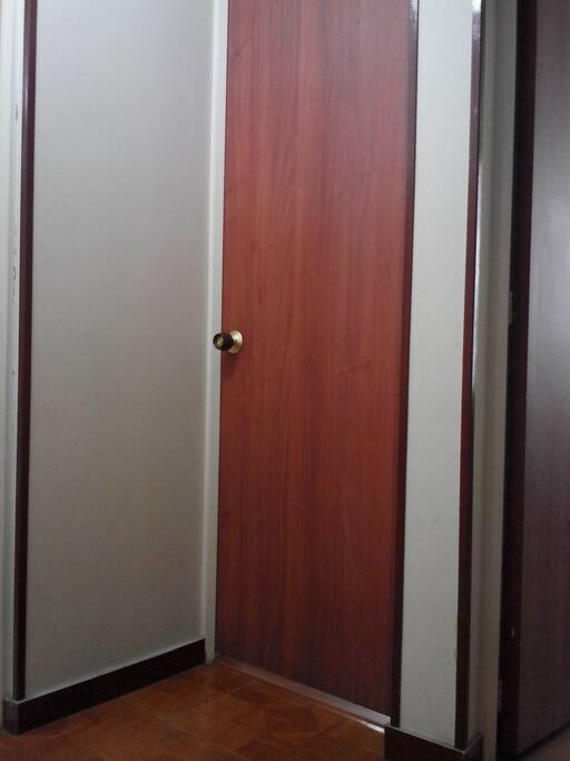 Entrada a la habitación en segundo piso, puerta con chapa de llave.