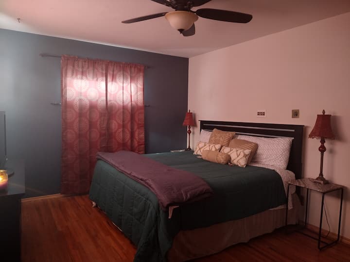 Glavna spavaća soba na katu s bračnim krevetom