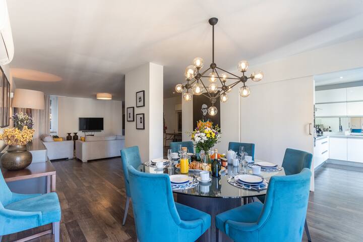 ★Luxury Designer Getaway ~ Stunning Downtown Views gallery image 2