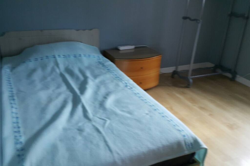 Guest room (We change the blanket to a thicker one in Winter.)