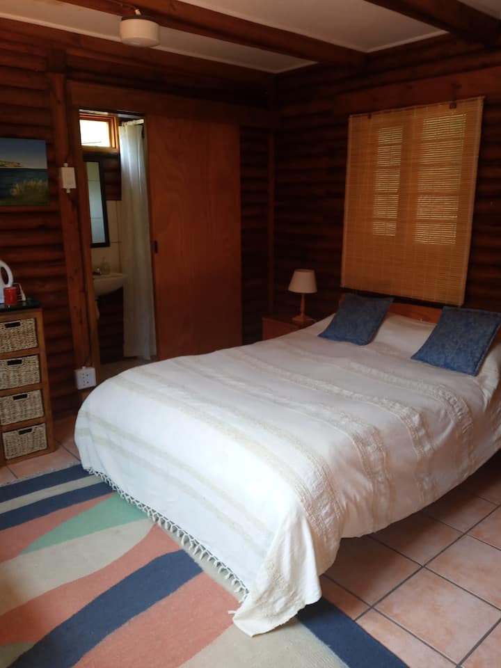 Anexo con cama matrimonial y baño privado. Ducha , baño y lavamanos