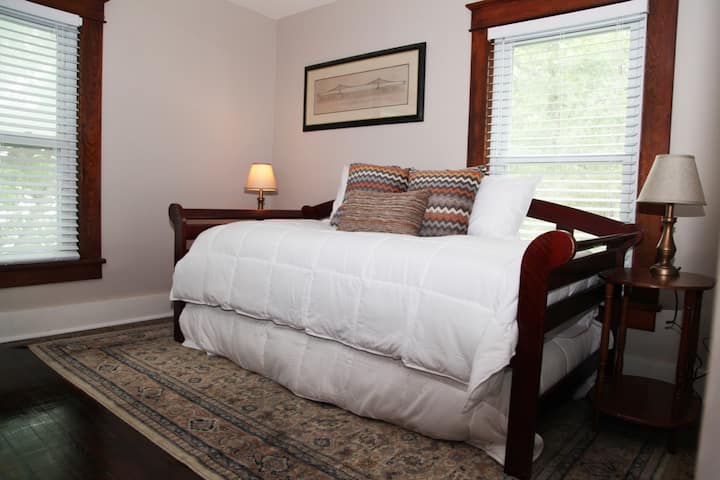 Cama doble de día con cama plegable