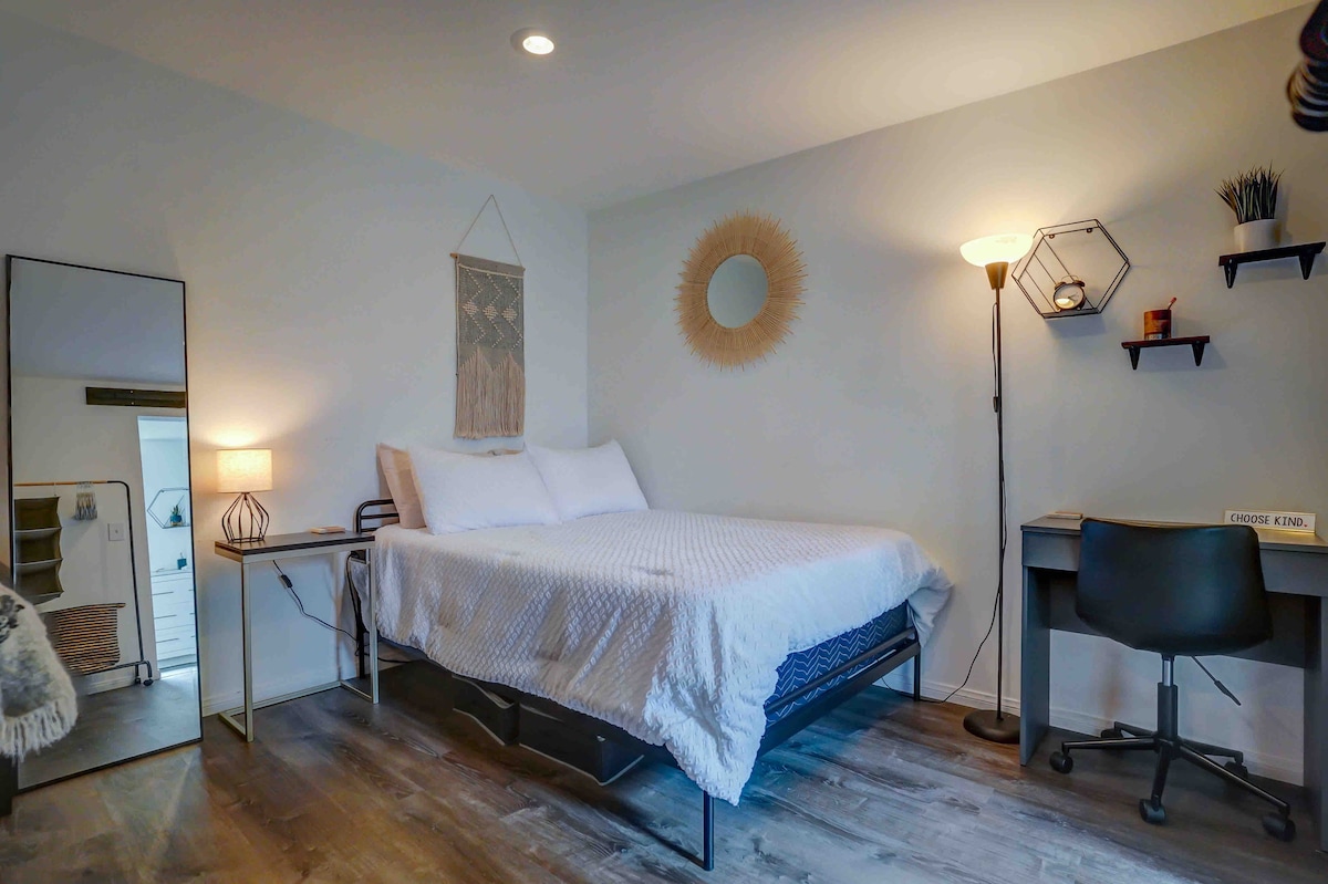 U prostoru za spavanje nalazi se krevet pune veličine, pored ogledala po cijeloj dužini i Ikea radni stol/umivaonik s ogledalom i malim odjeljcima. 