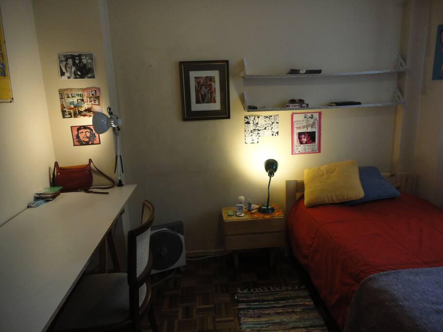La habitación es muy luminosa y tiene un amplio escritorio, tv con cable, placard y ventilador