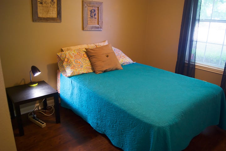 Chumba cha kulala cha mbele kilicho na Kitanda Kamili.