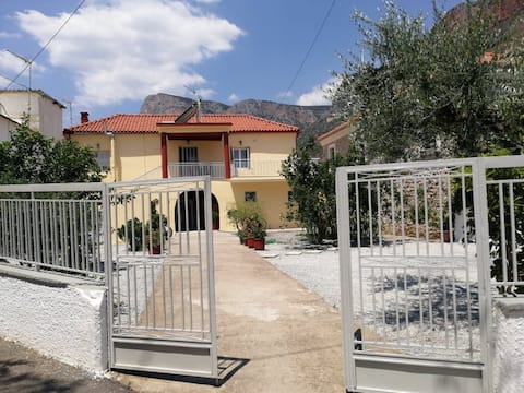 Top Airbnb: Sunny cozy House with grand courtyard in Δήμος Νότιας Κυνουρίας