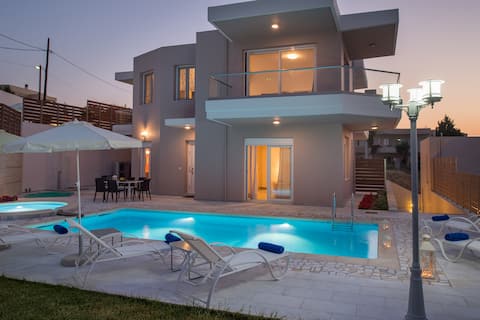 Stylish stunning view Villa  10min from the beach!